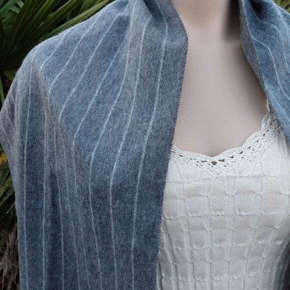 NWT NEIMAN MARCUS 100% Cashmere Gray & White Striped Scarf Wrap with Fringe - Picture 10 of 10